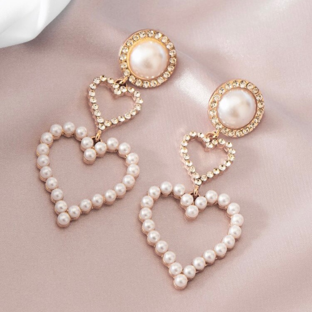 3/$30 💛 Faux Pearl Rhinestone Heart Earrings - Picture 2 of 3